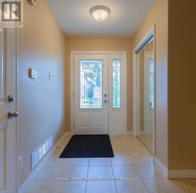 Building Photo - 523 Windflower Crescent