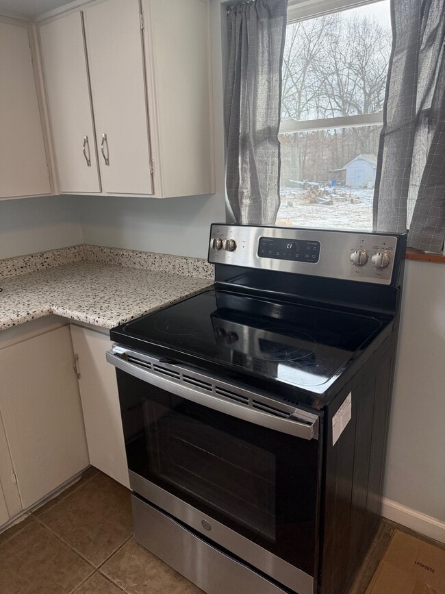 Kitchen Stove - 19912 Adams Rd