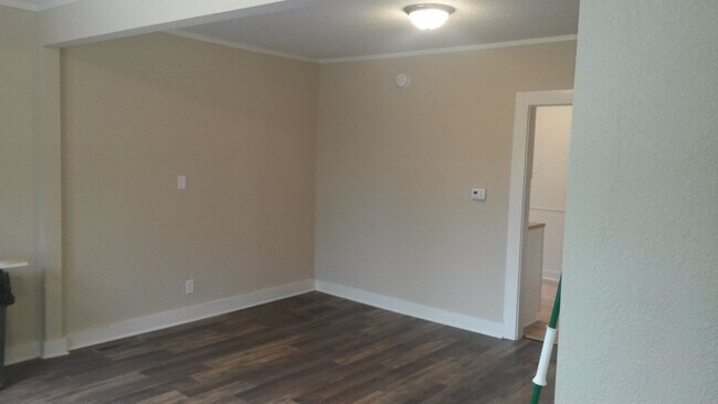 Building Photo - 2 Bedroom 1 Bath w/ Garage