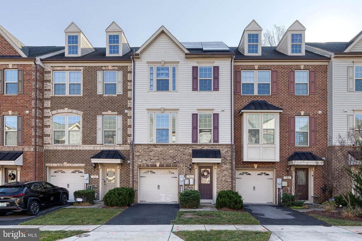Primary Photo - Stunning 3bd 3.5bth, rarely available home...