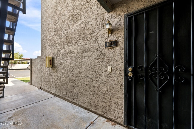 Building Photo - 533 W Guadalupe Rd