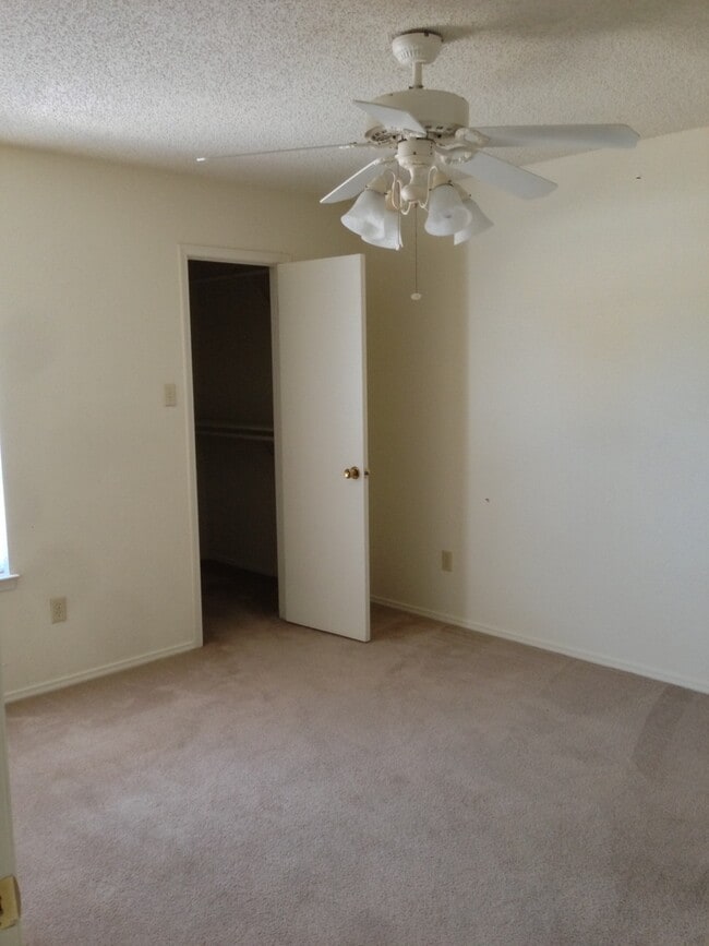 Building Photo - 1404 Chapel Ridge Rd