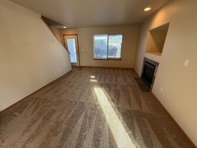 Building Photo - SE 4 Bdrm, 3 bath, New Flooring Throughout, Gas Heat/Fireplace, Double Garage