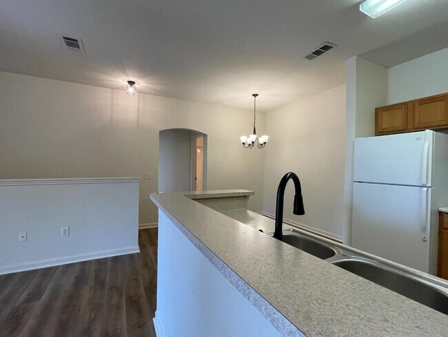 Building Photo - 447 W Longleaf Dr
