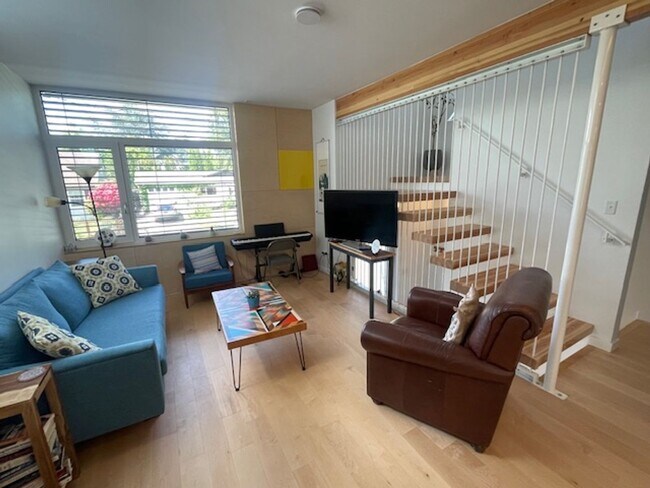 Foto del edificio - Modern Furnished Townhome | Eco-Luxury Liv...