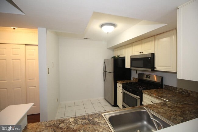 Building Photo - 681A Rose Hollow Dr