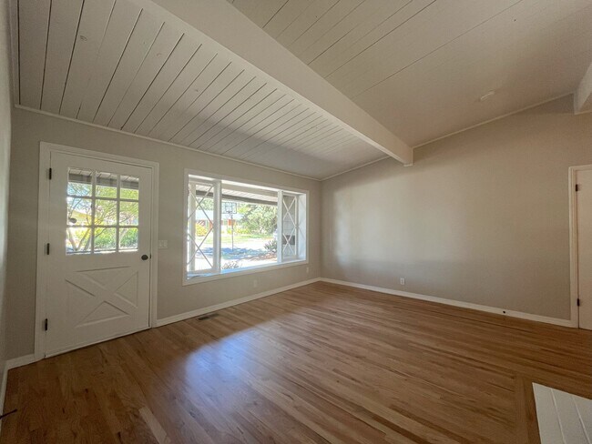 Building Photo - Stylishly Renovated 4-Bedroom Ranch in Ced...