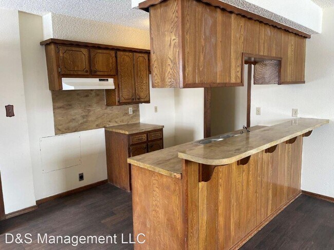 Building Photo - 3 br, 1.5 bath House - 4 Miller Dr.