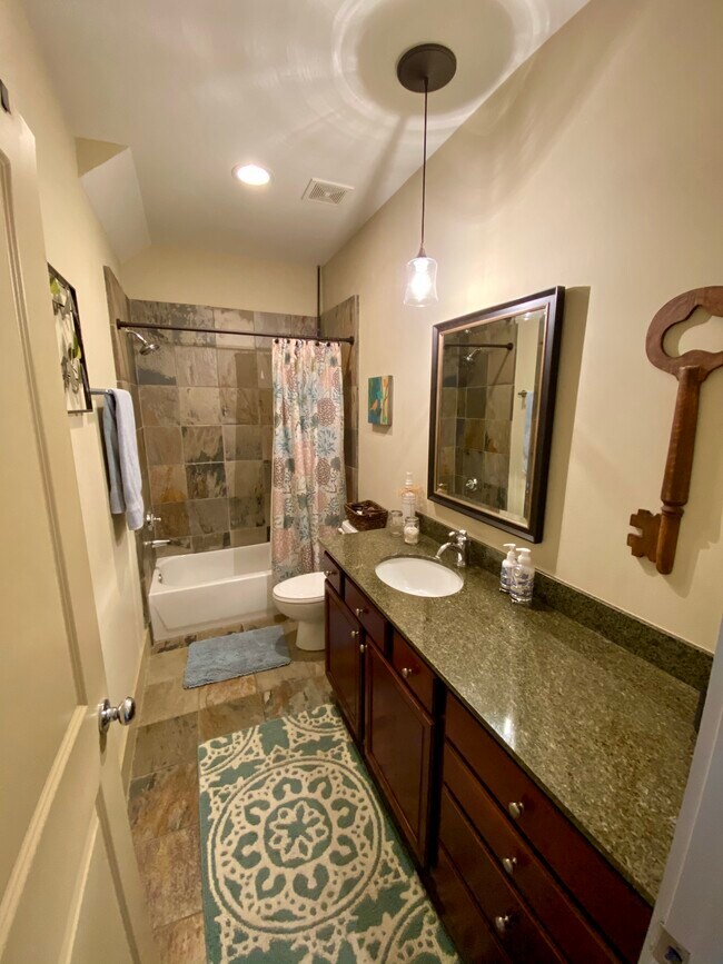 Baño en planta baja. Encimeras de granito. Bañera y ducha. - 1728 W 25th St