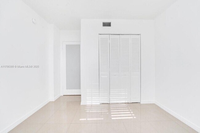 Foto del edificio - 5033 NW 7th St