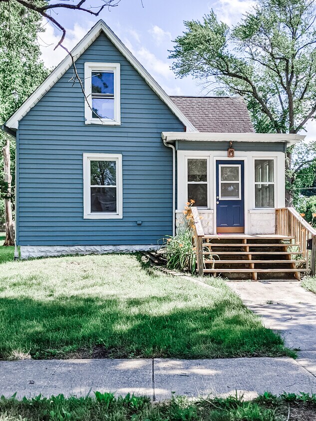 Primary Photo - 221 W Porter Ave