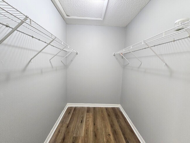 Foto del edificio - 5960 Whispering Pine Way