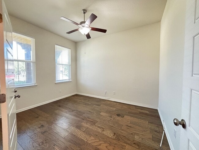 Foto del edificio - Beautiful 4-Bedroom Home with Free Communi...