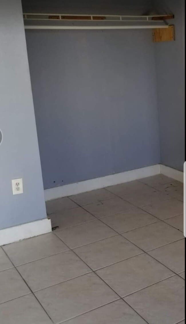 Foto del edificio - 6111 Pierce St