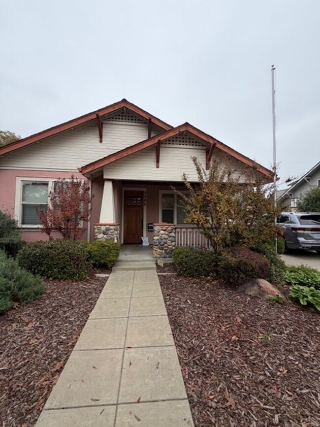 Beautiful 3 Bedroom and 2 Bathroom Home in East Sac $2,795.00 per month - Beautiful 3 Bedroom and 2 Bathroom Home in East Sac $2,795.00 per month