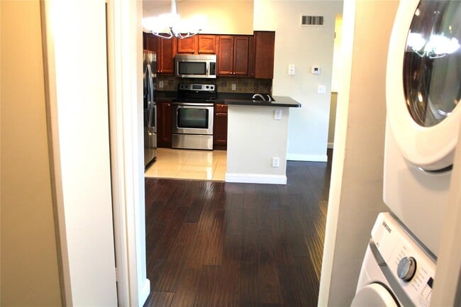 Foto del edificio - 7630 Westwood Dr