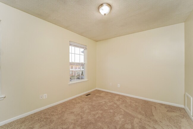 Building Photo - 74 Chelmsford Ct/ Charming 3 bedroom 1.5 b...