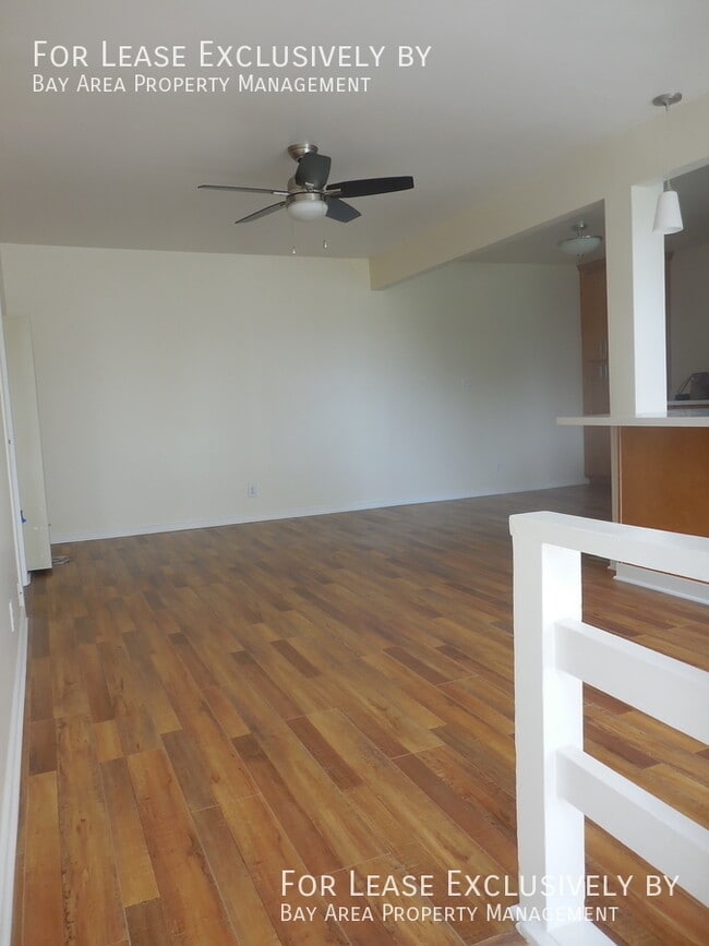 Foto del edificio - Spacious, bright & updated 1 BR - blocks f...