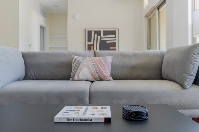 Foto del edificio - 1501 W Howard Ln