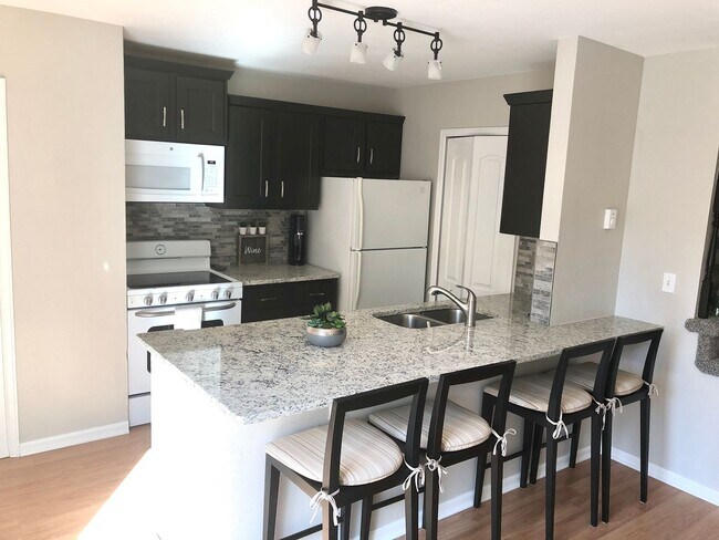 Building Photo - Newly Renovated 2-Bedroom, 1-Bathroom Unit!