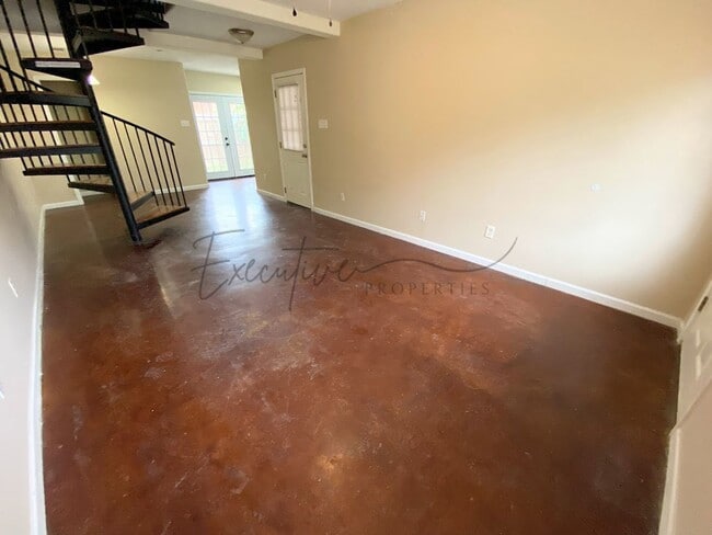 Foto del edificio - 2-Bed, 2.5-Bath Townhouse – Walk to McNeese State University!