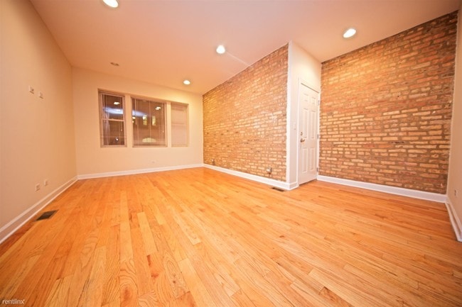 Building Photo - 3300 W Wilson Ave