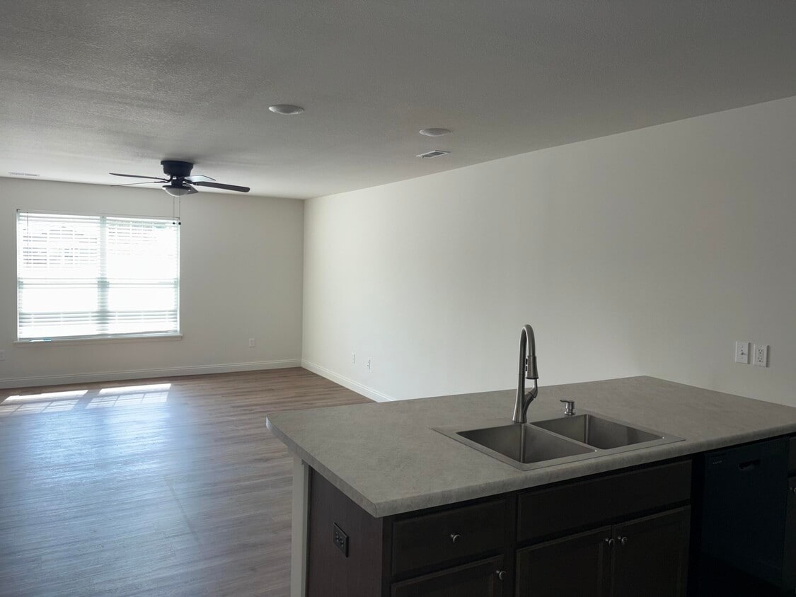 Foto del edificio - 15405 Corbin Ct