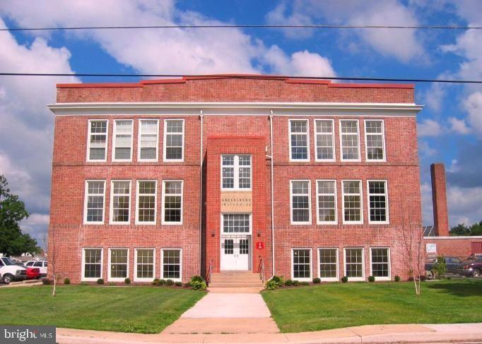 Foto principal - 107 N School St