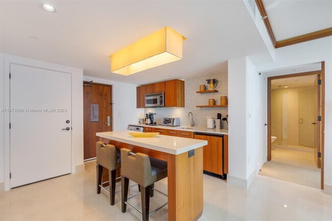 Foto del edificio - 6801 Collins Ave
