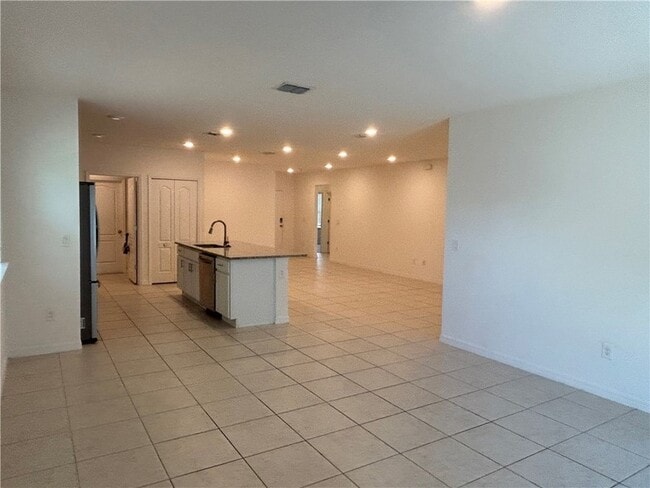 Building Photo - 742 Forster Ave