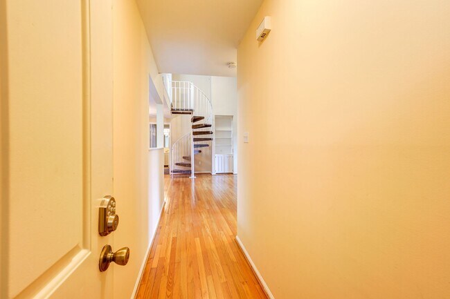 Foto del edificio - Beautiful 2-Bedroom 2-Bathroom Condo with Loft In The Heart of Germantown