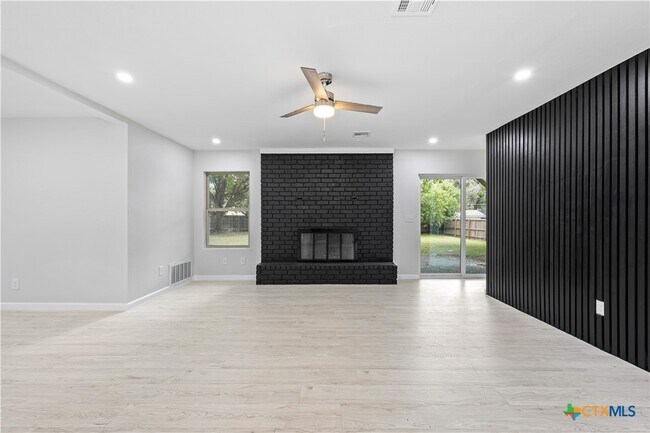 Building Photo - 321 Crescent Dr
