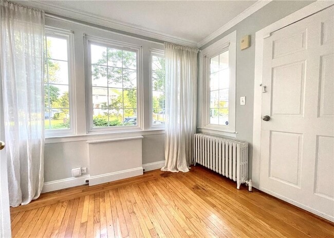 Building Photo - 306 Soundview Ave