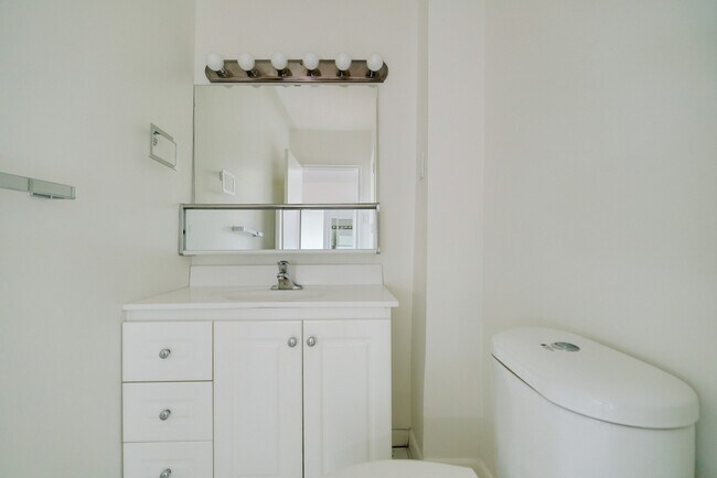 Photo du bâtiment - SUPER-SIZED superior suites in Forest Hill North