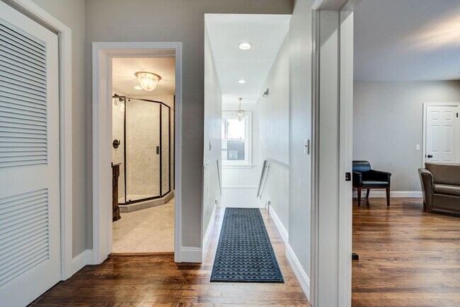 Foto del edificio - CONDO ON THE HILL 3 BED 1 BATH - Hardwood ...