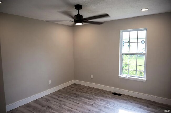 Building Photo - 916 E Dixon St