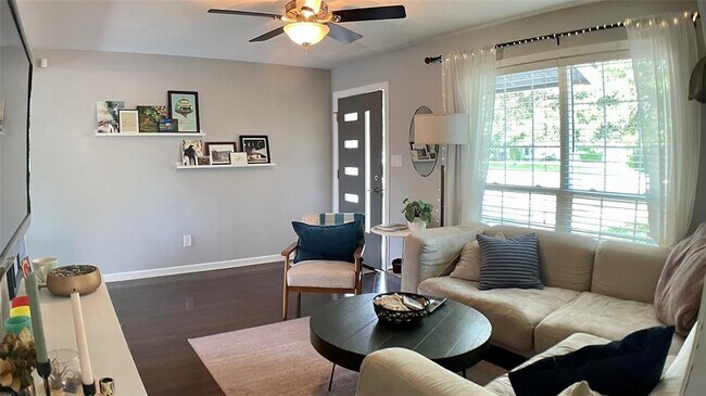 Foto del edificio - 5203 Ravensdale Ln