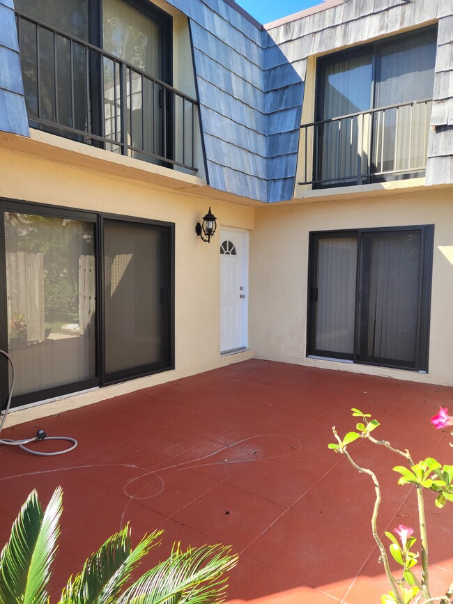 Building Photo - 2414 Waterside Dr