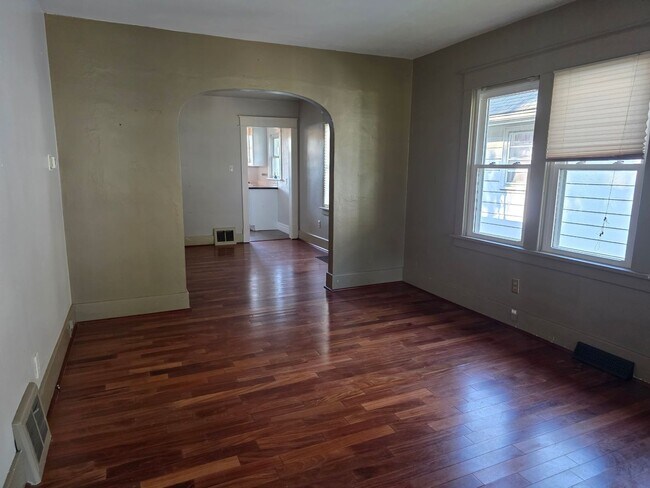 Foto del edificio - 3-Bedroom, 1-Bathroom Home with Basement & Garage – $1,375/Month | Accepting Section 8