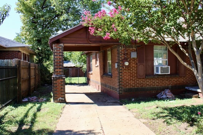 Building Photo - Charming 2 Bedroom, 1 Bath Home with Side ...