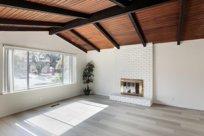 Building Photo - 705 Nido Dr