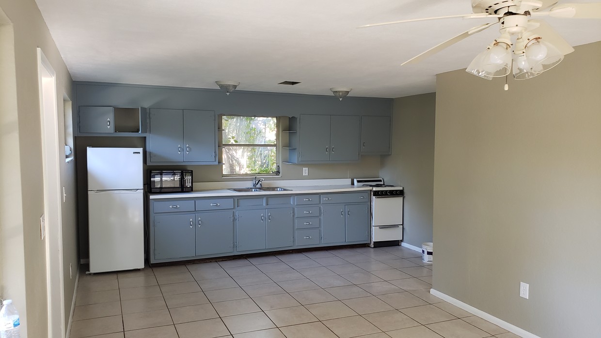 Kitchen/Dining - 1983 Nursery Rd