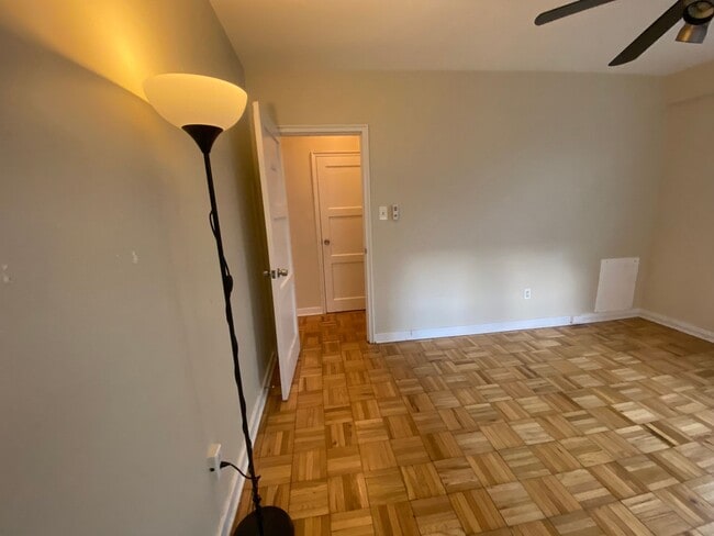 Foto del edificio - Charming 1 Bed 1 Bath Mid-Rise Condo In We...