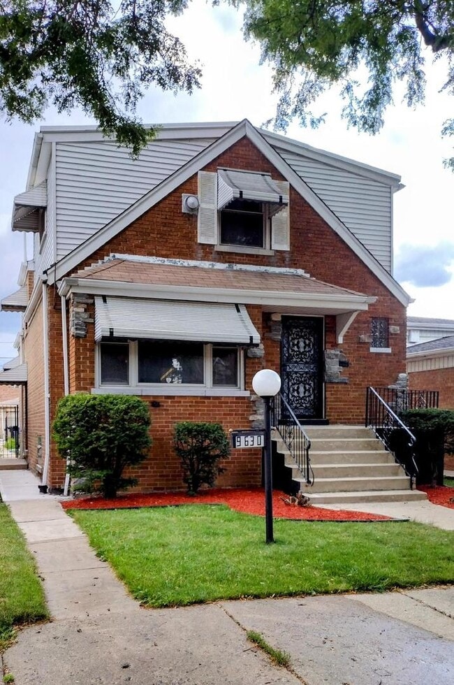 Building Photo - 9630 S La Salle St