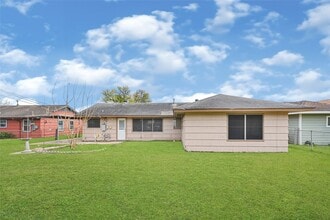 Building Photo - 1853 Huge Oaks St