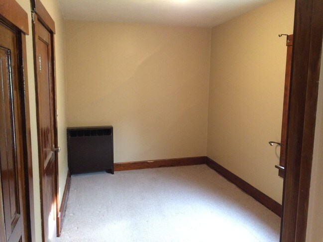 Dormitorio 2 - 807 E Grand Ave