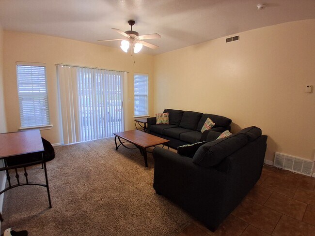 Foto del edificio - 345 Belmont Pl