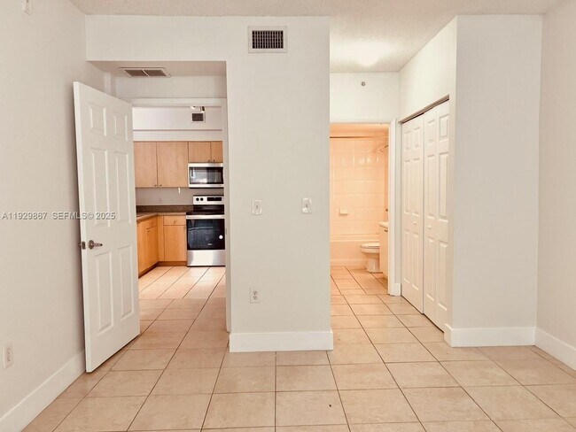 Foto del edificio - 8000 N Nob Hill Rd