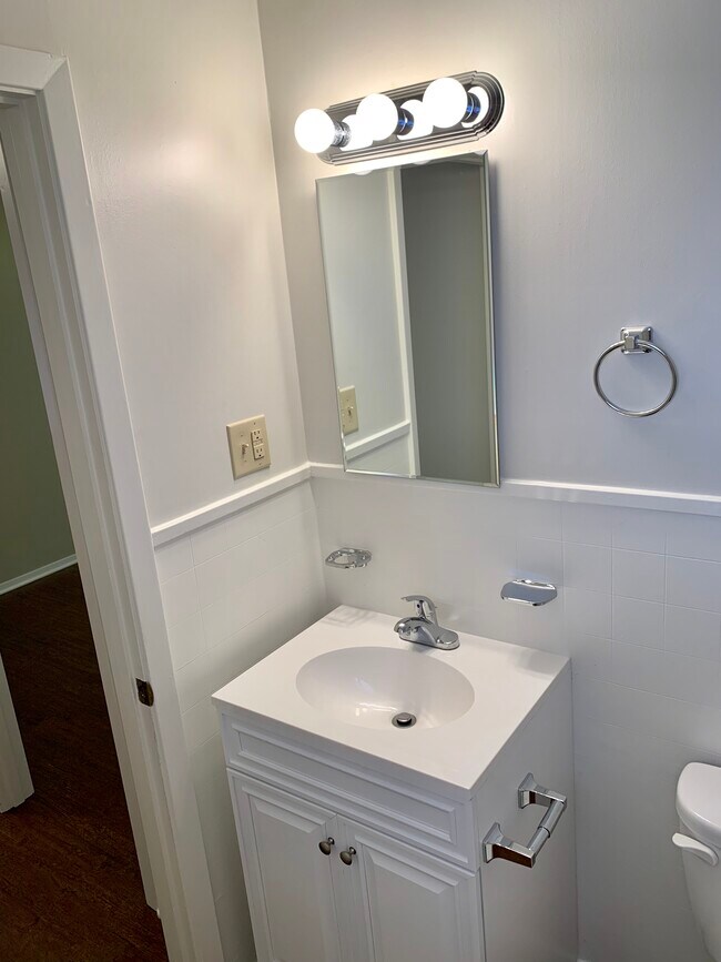 Building Photo - 208 Parmley Dr