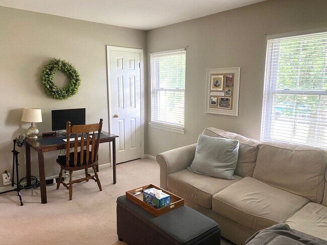 Foto del edificio - 2 Bed, 1.5 Bathroom Townhome with 2 Vehicl...
